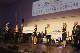 Die GeWeTe-Geschäftsführer Aristidis Tsikouras (links) und Dr. Jörg Bewersdorff (2. von links) wurden von ihren Mitarbeitern mit besonde-ren Erinnerungstafel beschenkt.
